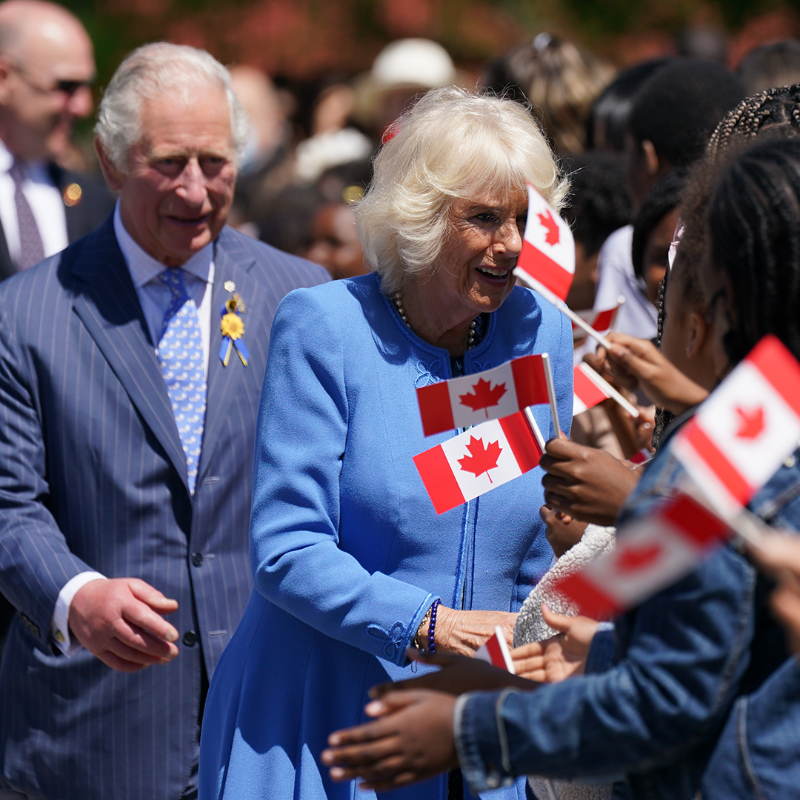 RoyalFamily's tweet photo. 🇨🇦 On Day 2 of #RoyalVisitCanada The Prince of Wales and The Duchess of Cornwall were in Ottawa.

TRH laid a wreath at the National War Memorial, met members of the Ukrainian community, watched the @rcmpgrcpolice musical ride and celebrated The Queen’s #PlatinumJubilee.
