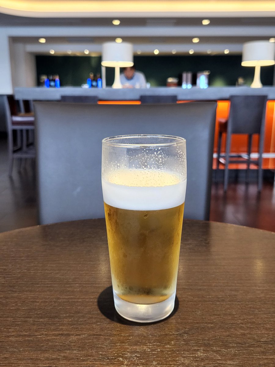 ぷはぁー！仕事終わりのラウンジビールの美味しさたるや！