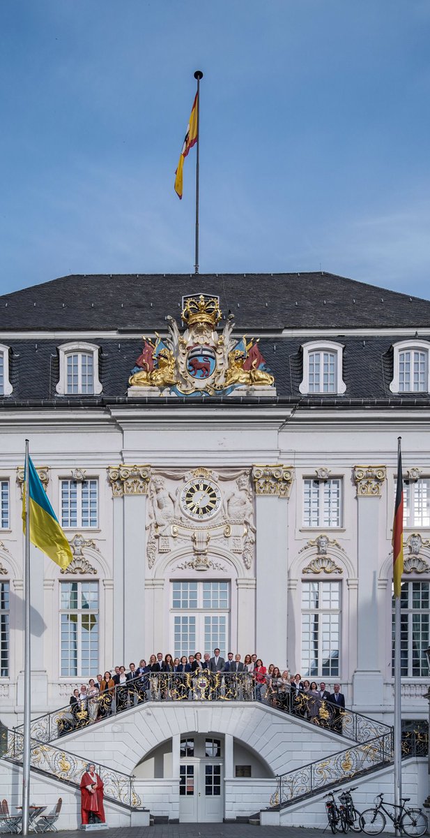 KulturDtFrz's tweet photo. Vergangene Woche traf sich die 🇩🇪🇫🇷 #Expertenkommission zusammen mit Bürgermeisterin Ursula Sautter im Rathaus der @BundesstadtBonn. Merci beaucoup! Genau von dieser Stelle sprach vor 60 Jahren Charles de Gaulle zu tausenden begeisterten Bürgern der jungen Bundesrepublik. https://t.co/RPiFiKIIdt