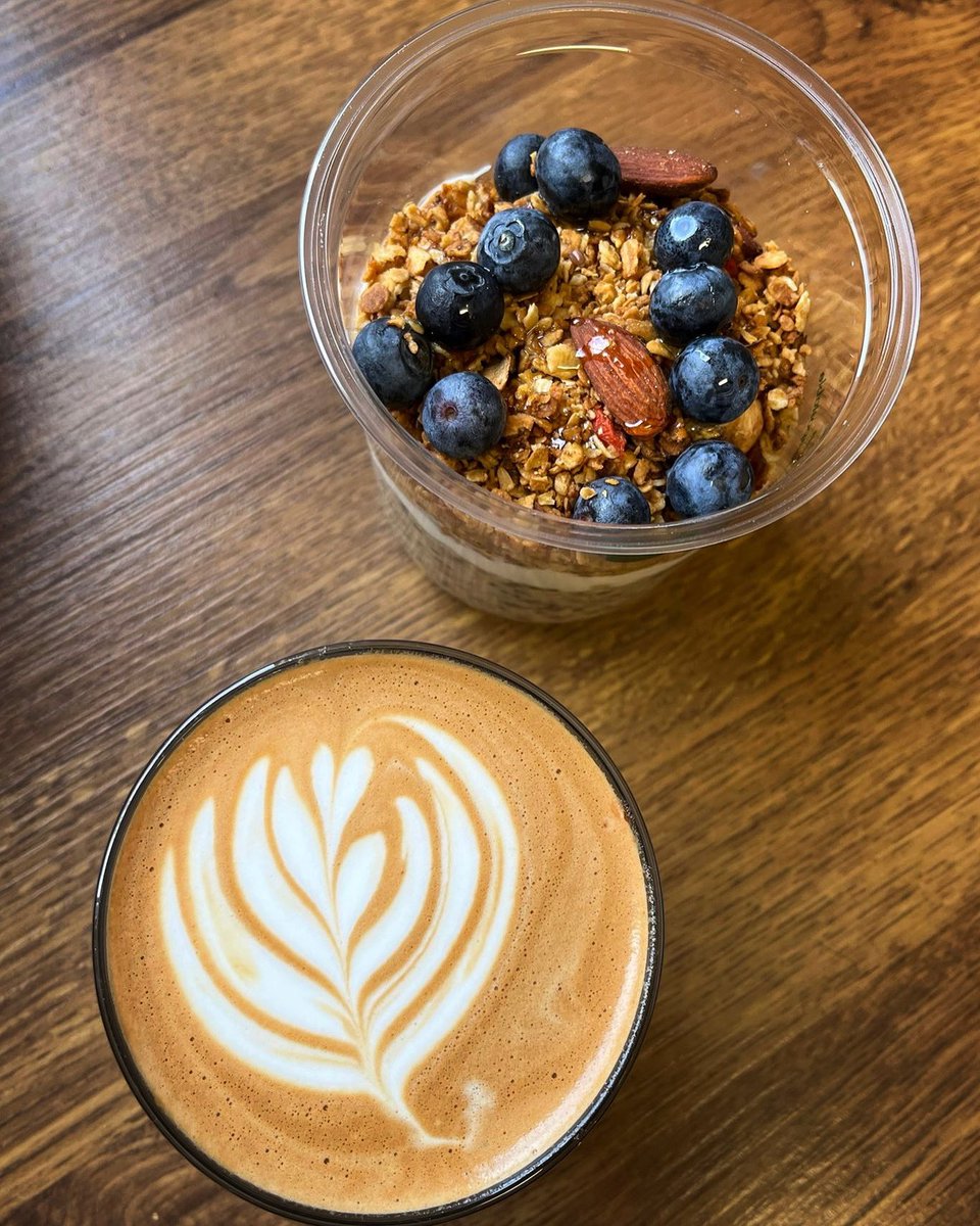 Overnight oats with a morning coffee 🤝🏽