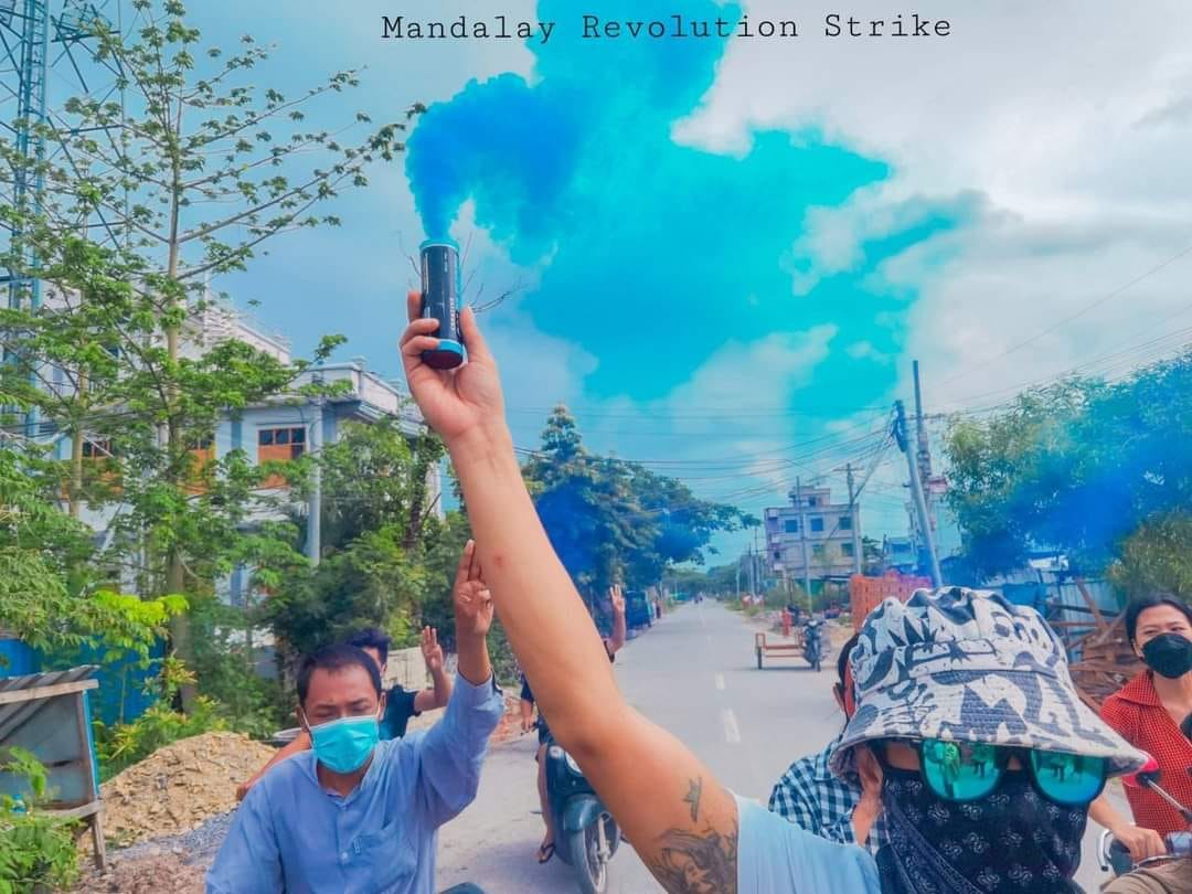 IrrawaddyNews's tweet photo. Mandalay activists staged a flash mob protest against the military regime on Thursday, despite tightened security and arbitrary arrests by the junta. (Photo: Mandalay Revolution Strike/Simple Light) 

#WhatsHappeningInMyanmar https://t.co/FxNmlePtjj