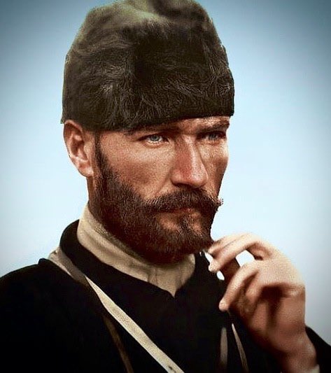 1881 yılının bir bahar günü Selanik’te üç katlı pembe bir evde dünyaya geldim. Doğum günümü hatırlamıyorsam da annem bana baharda, bir mayıs günü dünyaya geldiğimi söylerdi. Benim doğum günüm neden 19 mayıs olmasın?