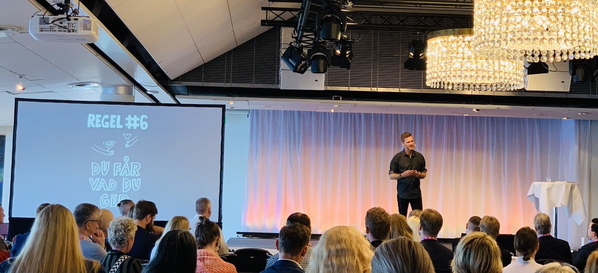 Inspiring start for the day in #kontaktadagen by <a href="/ArvidAxland/">Arvid Axland</a> , the writer of a book ”Jakten på känslan”. Great food for thought if creating #meaningful experiences is on your agenda! 👍

#cx #meaningfulhumancontact