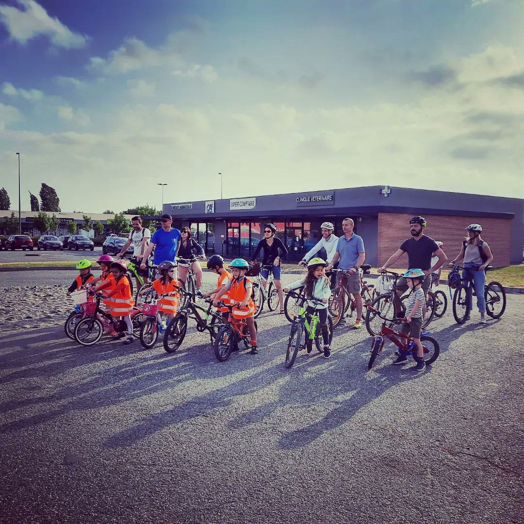 Camille_2Neau's tweet photo. Toute la semaine c'est la fête du #vélo à @VillePibrac ! Après la présentation du tracé du futur #REV mardi soir, ce jeudi matin : grande opération "Allons y à vélo" dans tous les établissements scolaires pibracais : de la maternelle au lycée ! https://t.co/C63RXnzC0b