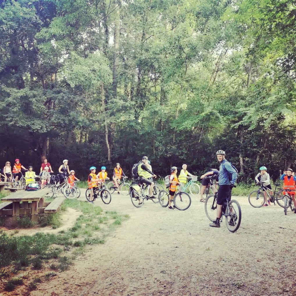 Camille_2Neau's tweet photo. Toute la semaine c'est la fête du #vélo à @VillePibrac ! Après la présentation du tracé du futur #REV mardi soir, ce jeudi matin : grande opération "Allons y à vélo" dans tous les établissements scolaires pibracais : de la maternelle au lycée ! https://t.co/C63RXnzC0b