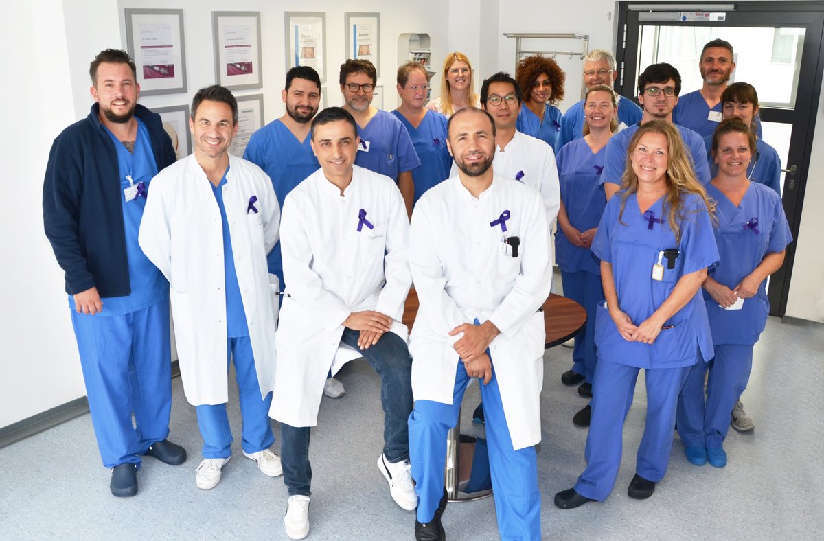 Am Welt-CED-Tag drückt unser Gastroenterologie-Team um Chefarzt Ibrahim Musa seine Solidarität mit der lila Schleife, dem internationalen Zeichen für alle Betroffenen von Chronisch Entzündlichen Darmerkrankungen, aus. #krankenhaus #dueren #ced #morbuscrohn #colitisulcerosa