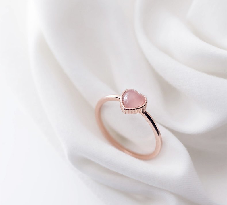 studiolaluna1's tweet photo. {Pre-order} เปิดพรีแหวนรุ่น Lovely heart 💗 น้องเป็นแหวนเงินแท้ 92.5 สี Rose gold 
💗 หัวใจน้องเป็นโอปอลนะคะ
Size : on size with adjustable ขนาดแหวนสามารถปรับได้เอง
- ราคา 219 บาท
- มัดจำ 50% 
- รอของ 10-25 วัน
- จองเมนชั่น หรือ DM ค่ะ 
#พรีเกาหลี #พรีออเดอร์เกาหลี #พรีจีน #แหวน https://t.co/FuCib27fM6