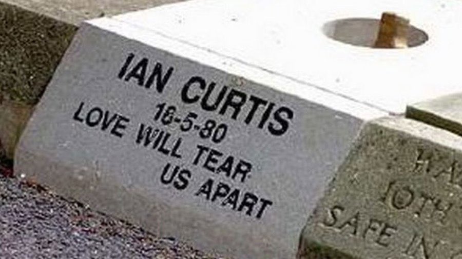 qrpress_'s tweet photo. Miles visitaron la tumba de Ian Curtis, en Manchester, Inglaterra, para recordarlo a 42 años de su fallecimiento: https://t.co/C5gftBsqOm #JoyDivision #IanCurtis https://t.co/gmIwDcHTUF