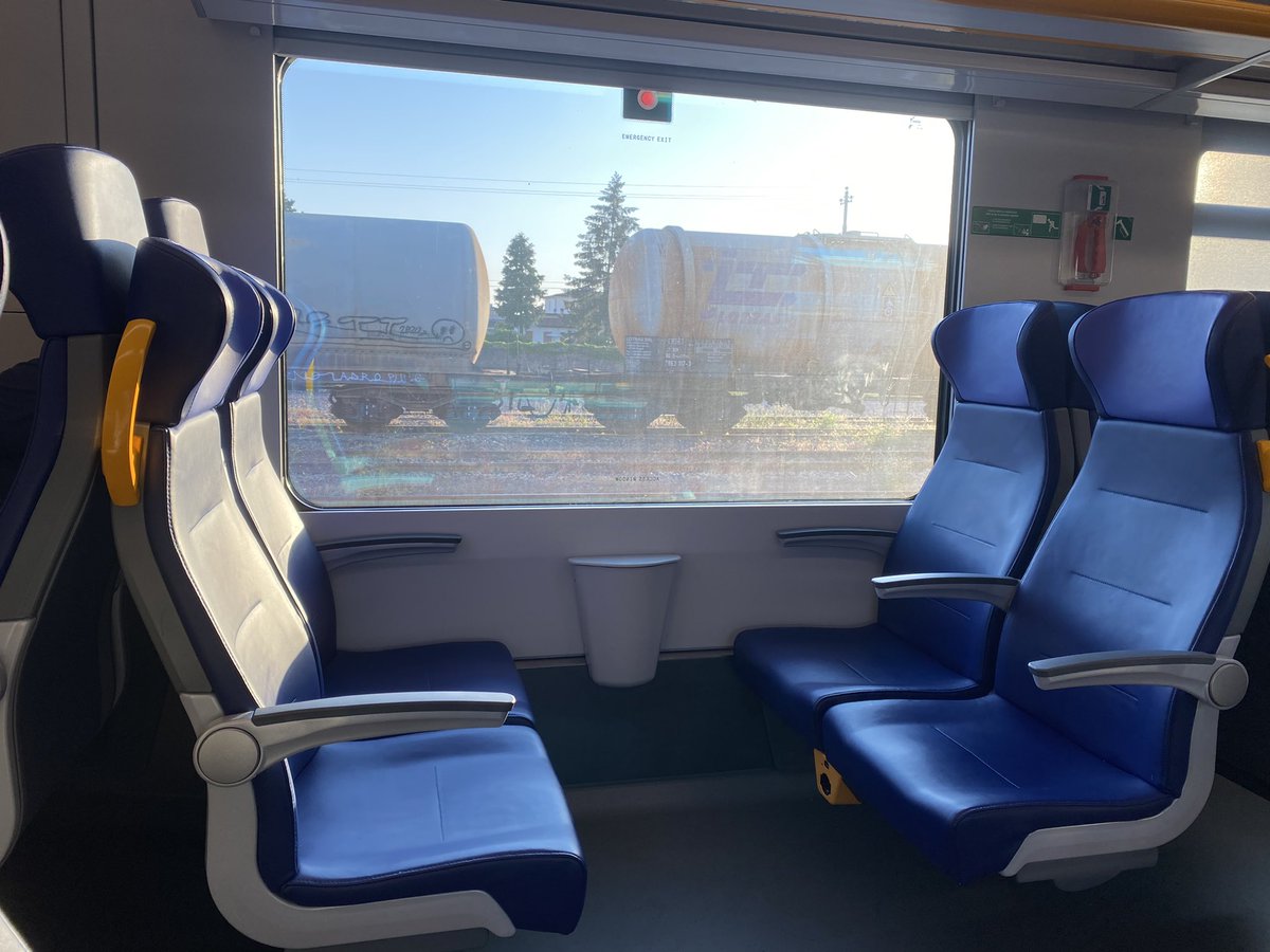 loren3it's tweet photo. 朝の電車 https://t.co/oROvrdTaws