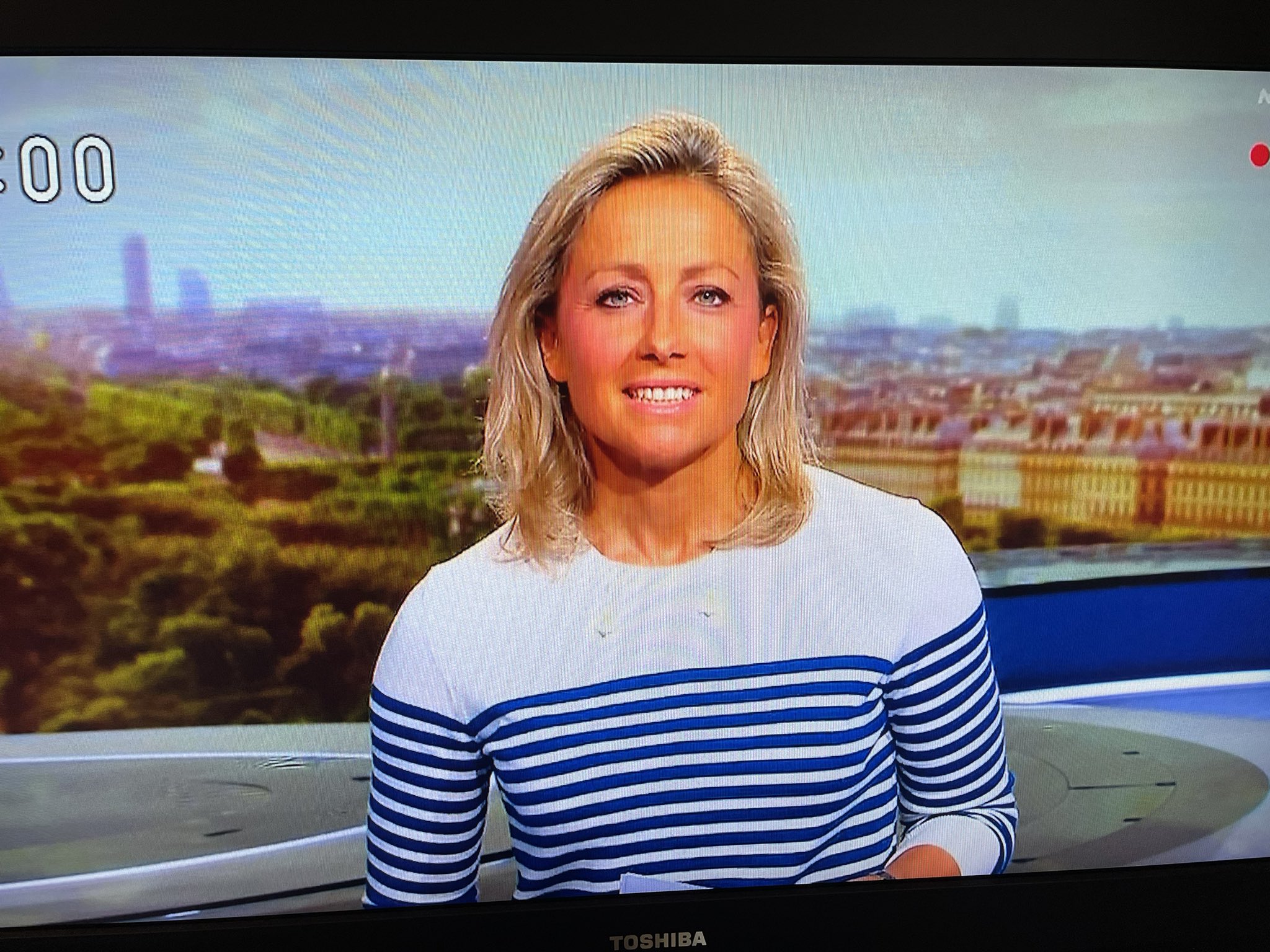 Ayako Virginie Ono 日本人は自分含めてボーダー柄似合わないと思うが柔道 野村忠宏氏が訪仏時にまた 旅するための仏語 の千葉一磨君が着ていて似合うと思ったから日本の背景に合わないだけかも知れない 2 スタジオから離れて 取材もする