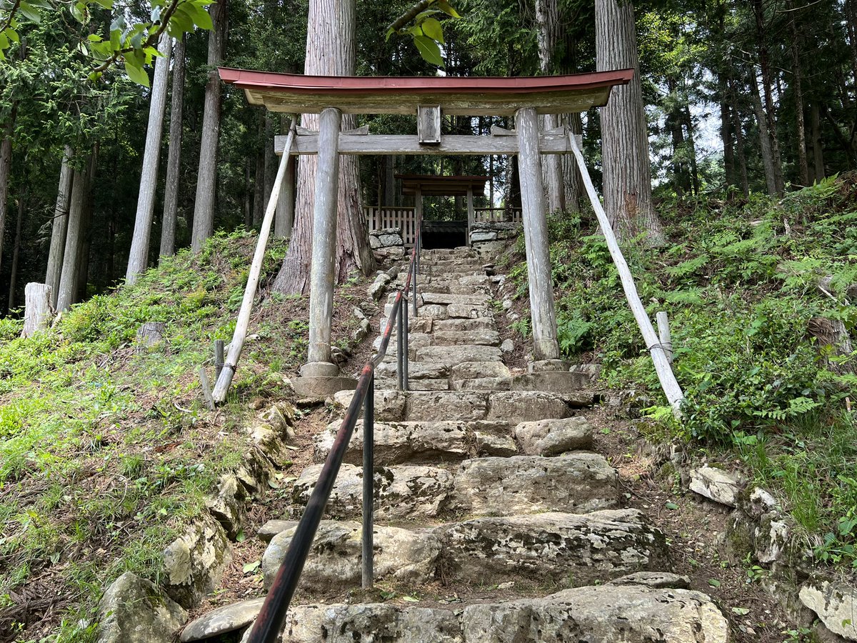 yamabito0's tweet photo. SNOW/Studio Mebius
17、18年ぶりに、京都山中の かやぶきの里に侵、、、じゃなくて、来訪！その2

龍神神社？のモデルですね、、、

#SNOW
#StudioMebius (@studio_mebius )
#鎌倉神社 
#舞台散歩
#聖地巡礼 https://t.co/OyaHFOnVZ3