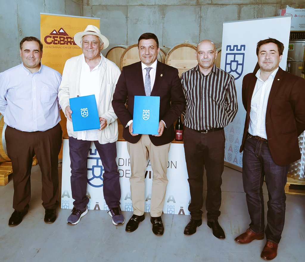 VinosdeCebreros's tweet photo. La @bodeganietos en #Navandrinal fue testigo de la firma del III Convenio entre @dipuavila y la #DOPCebreros.
La provincia de Ávila es grande y lo es más aún si trabajamos todos juntos 💪🏼🤝
#Ávila #queelritmonopare https://t.co/T2BSXkua0Z