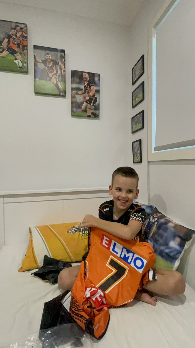 How good are birthdays that go all month 🤣🎉
A big thanks to @dcpchiu and @Jobymac2 for Lachlan’s birthday present
He is so happy with his first Jacko jersey! 🐯🧡🖤🤍
#ShowYourStripes