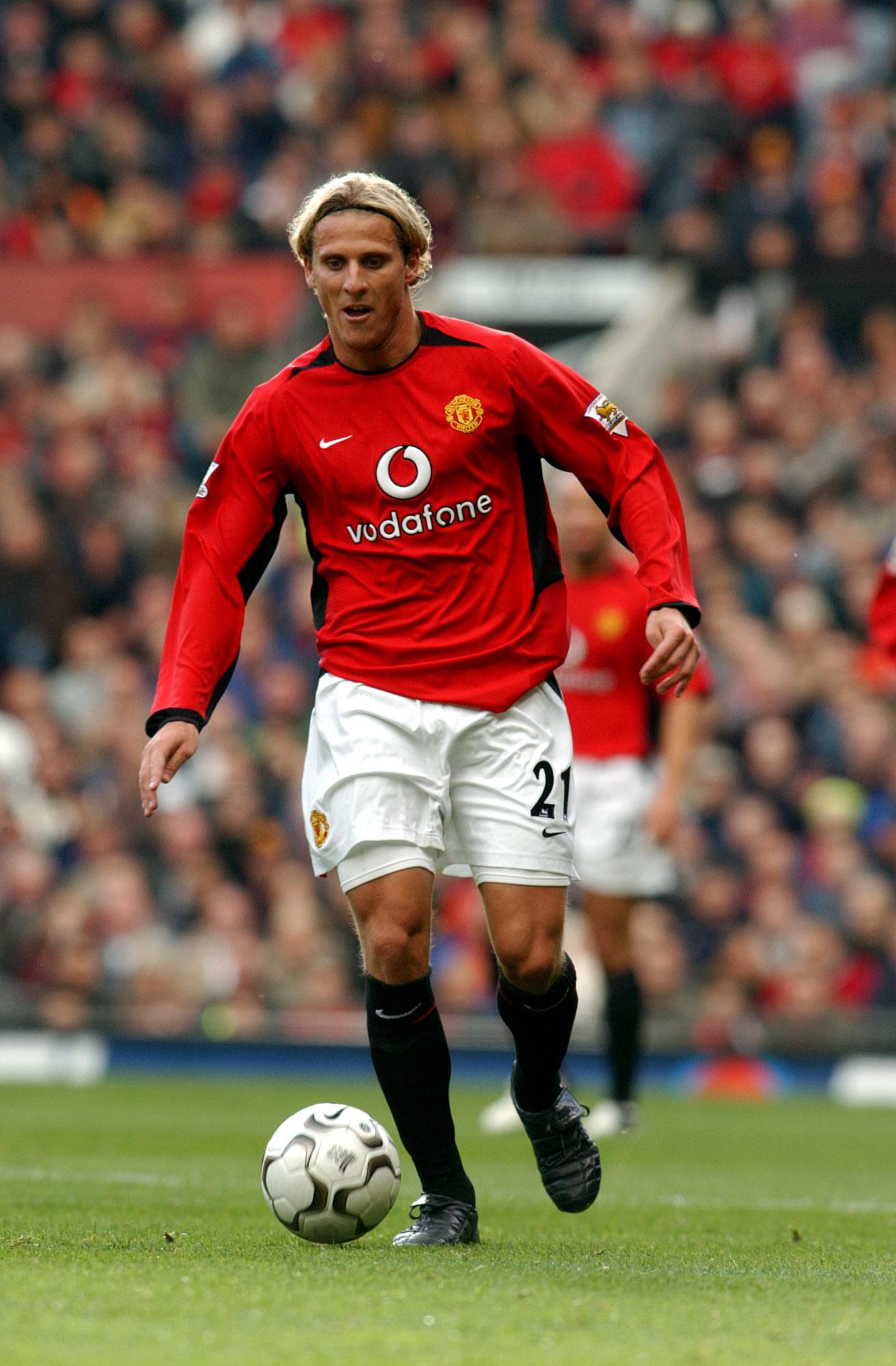 Happy 43rd birthday to former striker, Diego Forlán who was born 19/5/1979 in Montevideo, Uruguay  .     