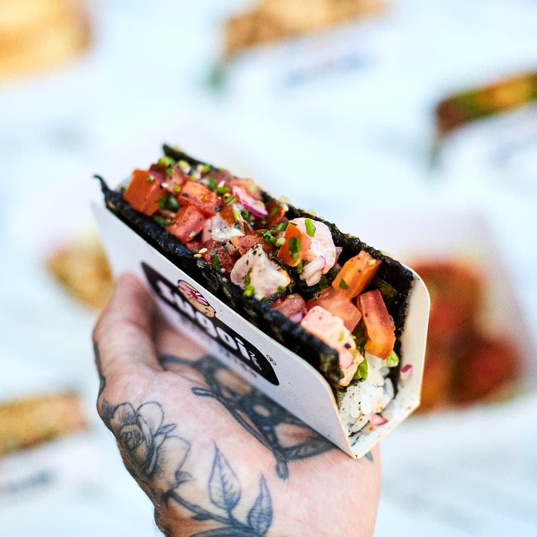 Is it sushi or is it a taco? No, it's a Noritaco! 😋🌮🍣

Tuna, Salmon and Pico de Gallo in a Seaweed Tempura Shell with Sushi Rice by @sugoijpn

#londonfoodanddrink #londondstreetfood #londonfoodies #londonstreetfood #londonfoodie #londoneats #deliveroo