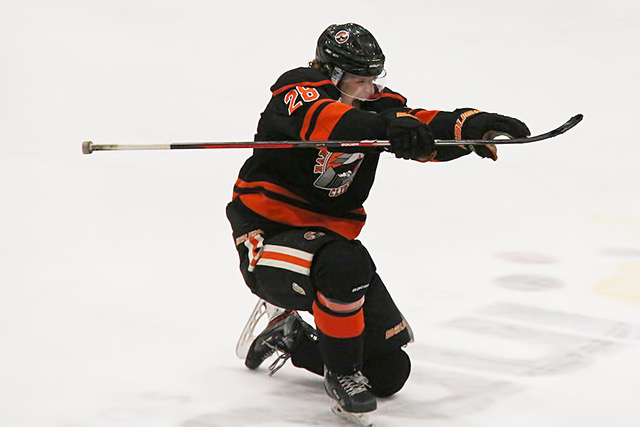 danmarshall77's tweet photo. To @ANoel01 ... What more could you want in a defenceman.  Plays tough, gives 100% in every battle and has a bullet of a shot.  One season with @ClippersHockey and hopefully many more playing college hockey. #AlwaysAClipper #ThankYouNumber28 https://t.co/ho2aUIa1Gn