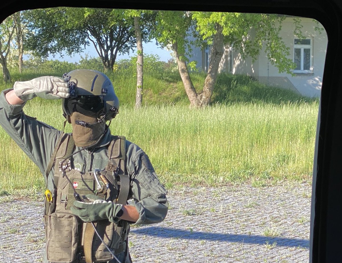 Schmitt_News's tweet photo. Guten Morgen. Heute nicht aus dem Newsroom …
#austrianarmy #bundesheer https://t.co/lHOCP0SI1s