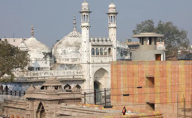 ndtv's tweet photo. #GyanvapiMosque Updates | Counsel for the Hindu side seeks adjournment for tomorrow as their lead counsel was discharged from hospital this morning.

Supreme Court adjourns the matter for tomorrow.

Track updates here: https://t.co/FD4Sx0SmY8 https://t.co/2JbFjhgU1y