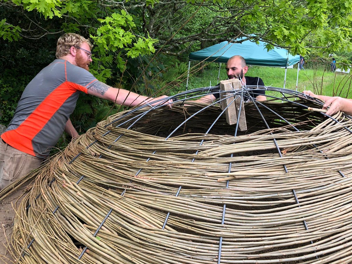 cobbuilding's tweet photo. Cob bee hive dome roof going on at Eden project, to learn cob building , book now , we have a few places left for this years courses, at https://t.co/YwHVaaut9m https://t.co/li20FhLd7g