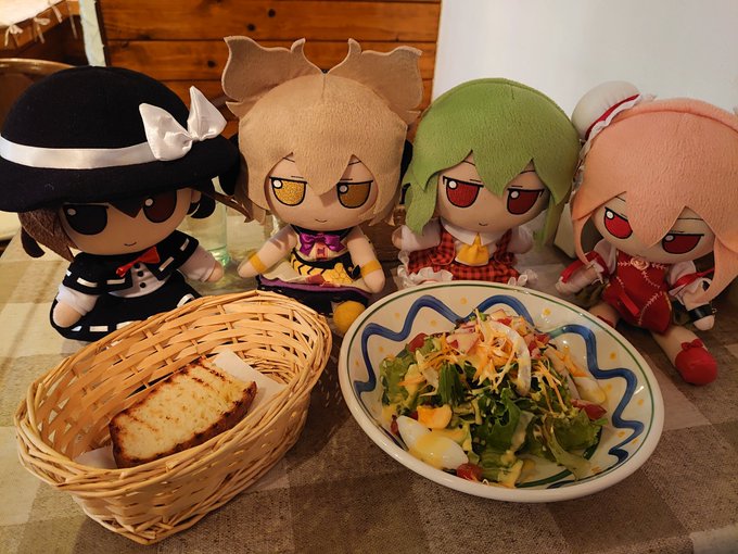 パスタランチを堪能するふもふも軍団

蓮子、神子「フォカッチャだって!」
幽香、華扇「サラダ!」
咲夜、美鈴「ベーコンとムール貝とそら豆のクリームパスタです」
レミリア、パチュリー、フラン「わーい」
蓮子、神子「おいしそー」
チルノ、ルーミア「フォカッチャをパスタソースと食べる」 