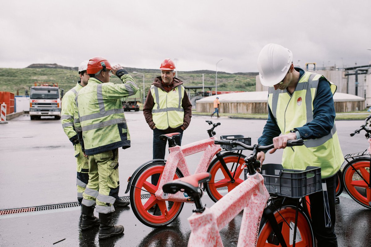Omrin's tweet photo. ♻️🚲| Fiets je mee? Vandaag is het de landelijke 'Fiets naar je Werk Dag'.  Op ons Ecopark De Wierde fietsen we 100% circulair, op @DutchFiets van gerecycled kunststof! Wel zo duurzaam.  Doe mee! @fnjwd
#duurzaam #vitaliteit #DutchFiets #Omrin https://t.co/tFlEarczRS