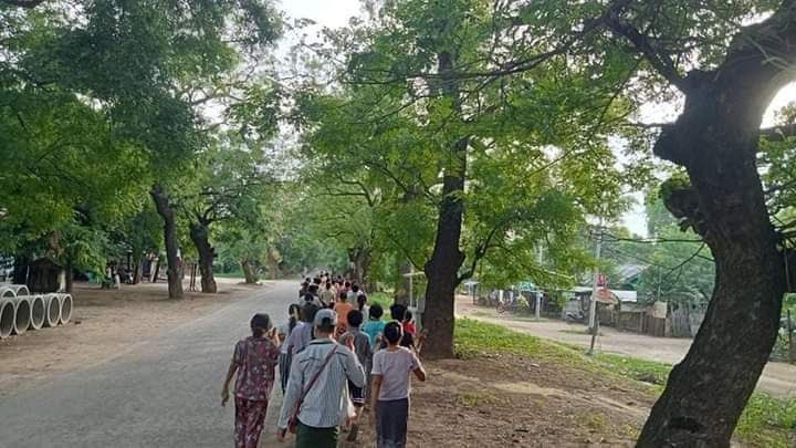 HARRY595105's tweet photo. Residents, teachers and parents from Letpadaung Taung village, Salingyi, rallied today in voicing out their oppositions to Illegitimate Military ruling.   #US_SanctionMOGE #2022May19Coup #WhatsHappeningInMyanmar https://t.co/yONl8SDYRm