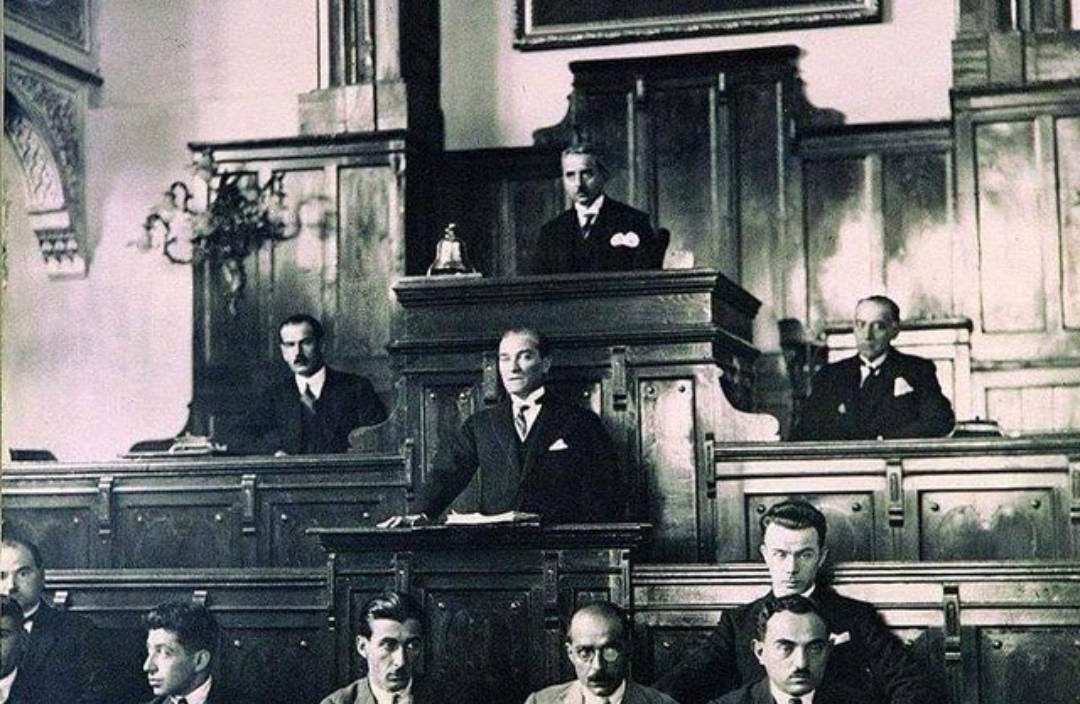 Atatürk’ün hem kendi kaderine, hem Türk milletinin tarihine, hem de yaşadığı çağın akışına yön ve şekil veren hareketi 19 Mayıs 1919’da Samsun’a çıkışı ile başlar. #19Mayıs Atatürk’ü Anma Gençlik ve Spor Bayramınız kutlu olsun