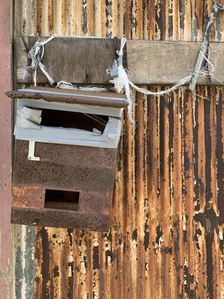 HiroTakeuchi's tweet photo. 主観的小景高知  
Rusted walls and old Mailbox.

The scenery of the suburbs of Kochi City in Japan from my point of view and the interesting parts.   

#Wall
#Rust
#oldmailbox
#Mailbox
#Decay https://t.co/jX9i1UNDdu