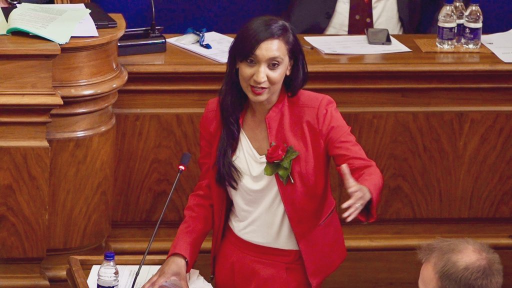LabourSatvir's tweet photo. To little girls everywhere… 

I just became the first person of colour to be Leader at @SouthamptonCC and the first female Sikh Council Leader in the U.K. 

If I can do it, so can you… keep believing and reaching! https://t.co/Xz1exBOZls