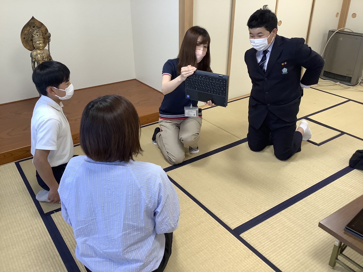 yoshinagakuen's tweet photo. 【8年生より】タネットの加藤さんと坂井さんに来ていただき、インタビューやカメラワークについての実践講座を受けています😊プロの方は一つの映像を作るときにたくさんのことを考えながら撮影されているのですね！
#タネット　#実践講座　#インタビュー　#カメラワーク https://t.co/YS4i4gXowP