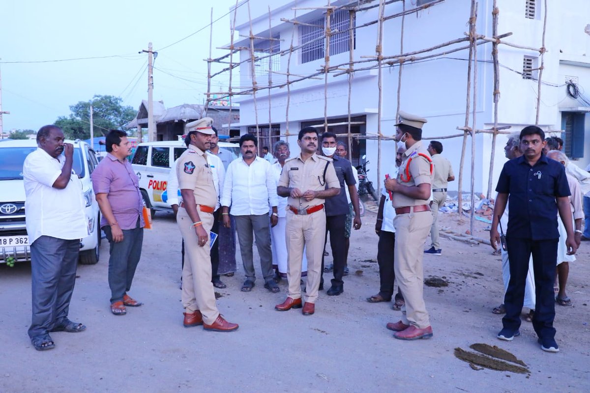 Palnadu_Police's tweet photo. 🚩 కొచ్చెర్ల శ్రీ అంకాల పరమేశ్వరి అమ్మవారి తిరునాళ్ళ సందర్భంగా చేసిన బందోబస్తు ఏర్పాట్ల ను పరిశీలించిన పల్నాడు జిల్లా ఎస్పీ శ్రీ రవిశంకర్ రెడ్డి ఐపీఎస్ గారు.
@APPOLICE100 @dgpapofficial #palnadu #ipuru #kocherla #tirunalla https://t.co/Kp8rtoyg6g