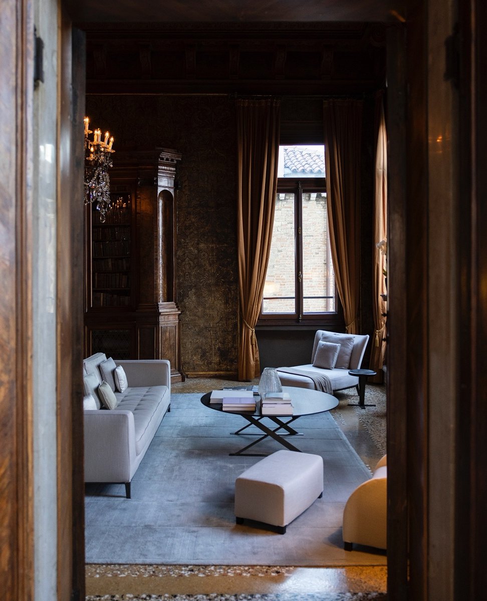 Amanresorts's tweet photo. With an award-winning Head Mixologist given free rein at the Bar in #AmanVenice, the possibilities are endless. Settle back with one of his unique creations before dinner to get the evening off to a sensational start. 

Photograph by Enrico Costantini

https://t.co/DoY2tyucCz https://t.co/5naUgVTl67