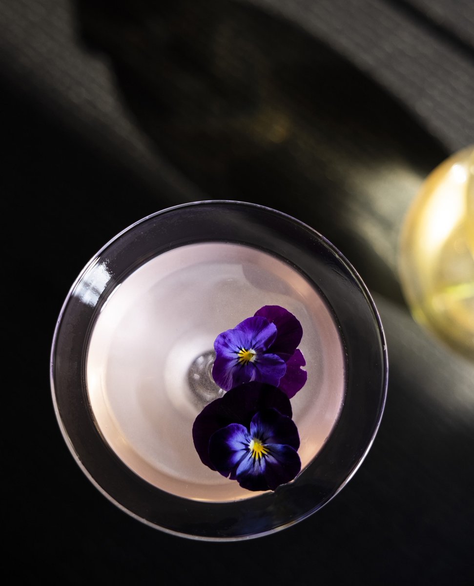Amanresorts's tweet photo. With an award-winning Head Mixologist given free rein at the Bar in #AmanVenice, the possibilities are endless. Settle back with one of his unique creations before dinner to get the evening off to a sensational start. 

Photograph by Enrico Costantini

https://t.co/DoY2tyucCz https://t.co/5naUgVTl67