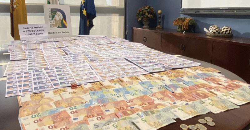 ONCE_oficial's tweet photo. 👏Aplaudimos otro éxito de la @policiandalucia en la lucha contra el #JuegoIlegal
Incautan en la capital gaditana 4.179 boletos de la #ONDEE (antes #OID)
@policia @polprsevilla @AndaluciaJunta @guardiacivil
#JuegoResponsable Vía @lavozdelsures