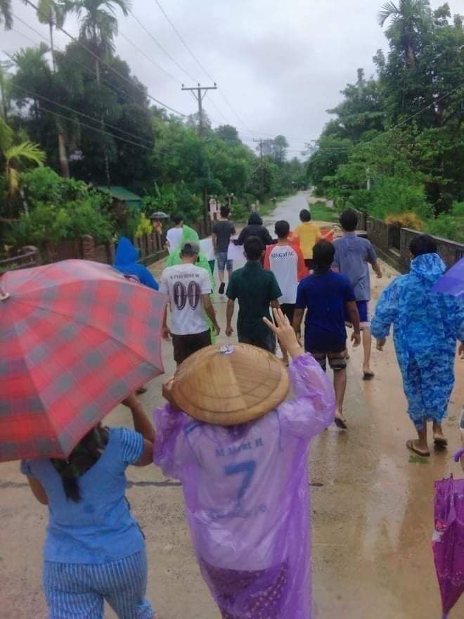 HARRY595105's tweet photo. An anti-military marching strike was rallied and demonstrated today in Launglon Township to defy military rules.   #US_SanctionMOGE #2022May19Coup #WhatsHappeningInMyanmar https://t.co/rlAHRcyqBv