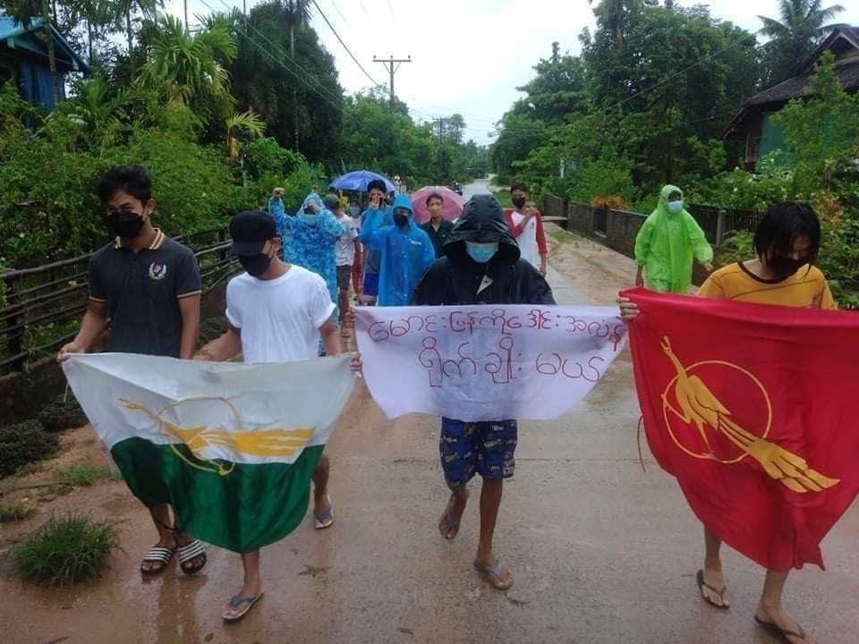 HARRY595105's tweet photo. An anti-military marching strike was rallied and demonstrated today in Launglon Township to defy military rules.   #US_SanctionMOGE #2022May19Coup #WhatsHappeningInMyanmar https://t.co/rlAHRcyqBv