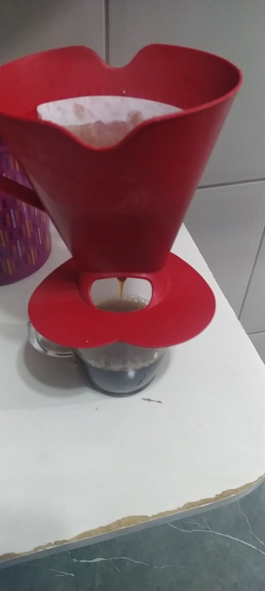 OiDieguito's tweet photo. Preciso fazer uma denuncia contra mim mesmo:
Eu sei que é um crime, uma heresia, mas eu gasto um coador de café pra fazer apenas pra mim. Só eu que tomo aqui em casa e se não tomo, fico com dor de cabeça... Mas, #amorliquido que fala neh? https://t.co/28xeWaHDSb