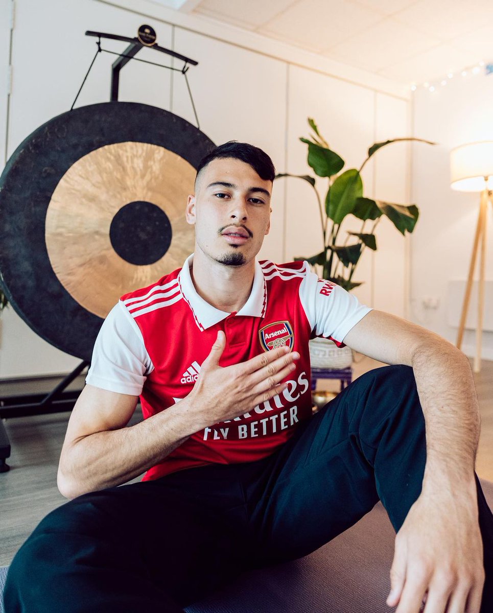 brfootball's tweet photo. Arsenal’s new home kit is here 🔴⚪ https://t.co/VS8WCCQzBD