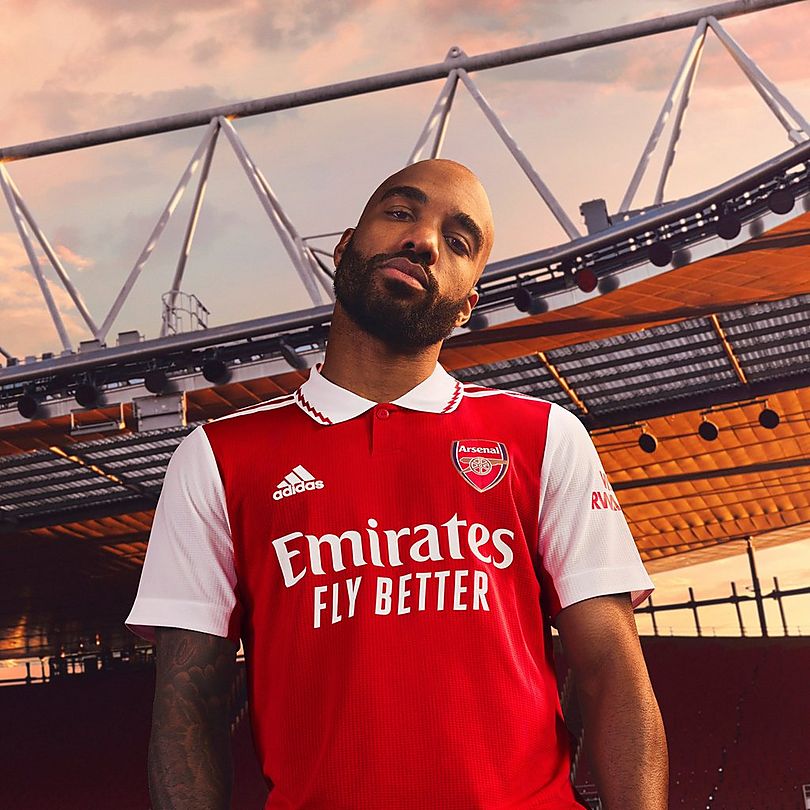 brfootball's tweet photo. Arsenal’s new home kit is here 🔴⚪ https://t.co/VS8WCCQzBD