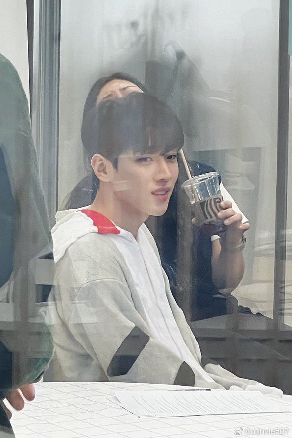 shdestinjc's tweet photo. 아직 안 풀린 떡밥 

- 뷰티쁠 인터뷰 
- 도깨비 
- 동물잠옷 
- 나의 계절에게 

큰 거온다 •• https://t.co/bWMgmFDDkD
