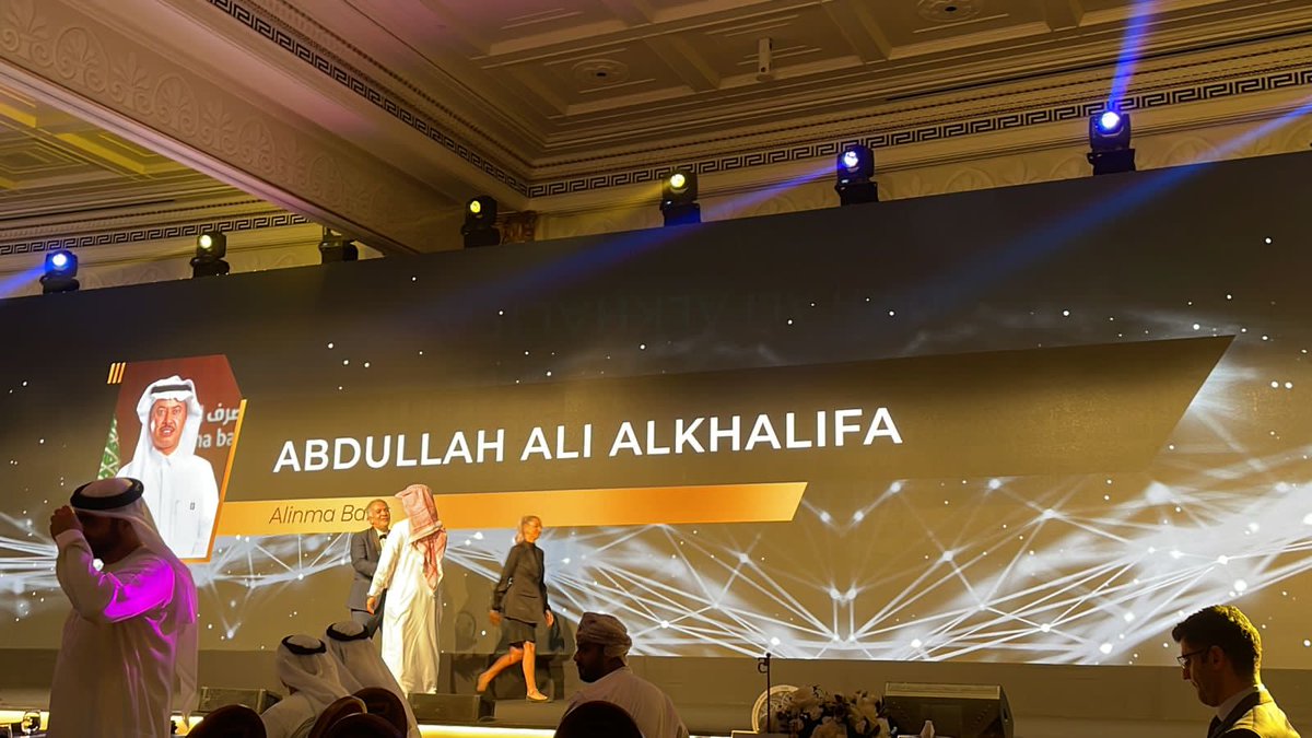 ArabNewsBiz's tweet image. #TopCEO Awards 2022 Winners:
Abdullah Al-Khalifa, CEO of @AlinmaBankSA, receives the @Topceome Award. #TopCEO22