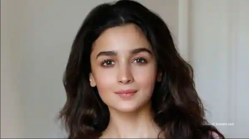 TeamDigitalMar1's tweet photo. Alia Bhatt leaves for the UK to her Hollywood Debut
https://t.co/JN5rJVGnr4
#AliaBhatt #EntertainmentNews #Hollywood https://t.co/YNFjvtbXyb