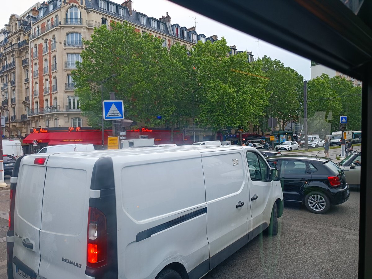 MacManiak's tweet photo. C'est toujours aussi émouvant de voir que la municipalité de Paris fait tout pour battre le record du monde du plus grand Tetris...
#SaccageParis #PorteDOrleans https://t.co/w4UspYKcNK