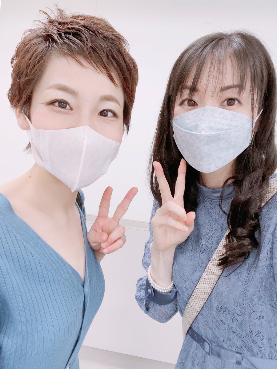 komorebi0213's tweet photo. 本日はエステックランチコンサートでした！平日のお昼のお時間にたくさんの方にお越し頂き本当にありがとうございました！素敵な会場で、お客様の前で演奏出来る喜びを改めて感じる事が出来て、とても幸せなコンサートでした😊✨
ドレスはMVで着用したものでした！そして、今日は私服も揃いました(笑) https://t.co/jFd16Eweab