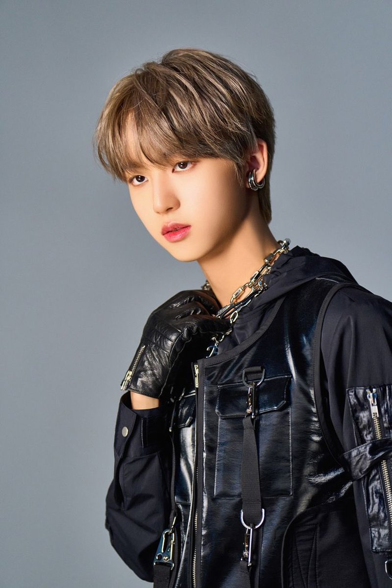 loveunhwi's tweet photo. 자켓 촬영 비하인드 📸 https://t.co/0o43LVkdBU