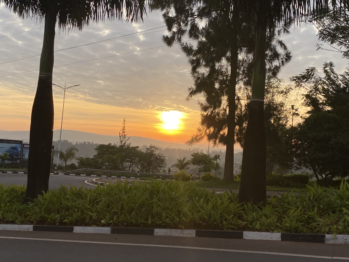 MumbaMusondam's tweet photo. What a fab morning run 🏃🏾♀️ in Kigali chasing the sunrise 🌄…..this city is a breath of fresh air - LITERALLY 🙌🏽🤩🙏🏾🥳🇷🇼 #RunnerMum @TeamJashoKE #RunnerAfricanWoman https://t.co/5V7wyvdi53