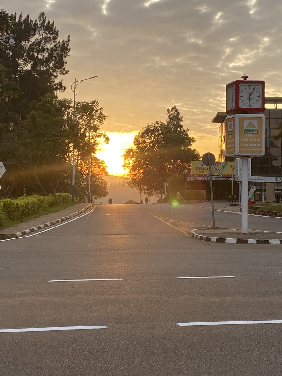 MumbaMusondam's tweet photo. What a fab morning run 🏃🏾♀️ in Kigali chasing the sunrise 🌄…..this city is a breath of fresh air - LITERALLY 🙌🏽🤩🙏🏾🥳🇷🇼 #RunnerMum @TeamJashoKE #RunnerAfricanWoman https://t.co/5V7wyvdi53