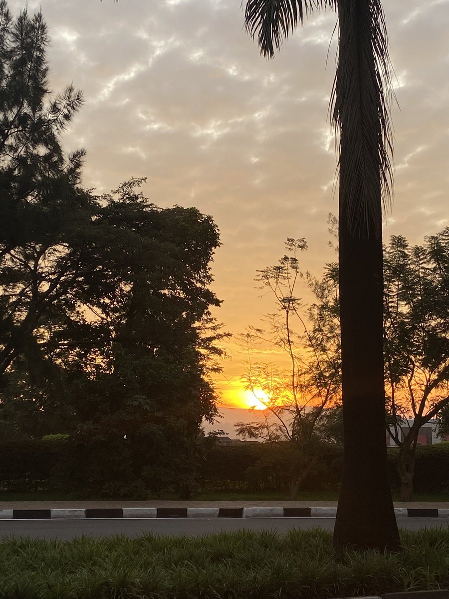 MumbaMusondam's tweet photo. What a fab morning run 🏃🏾♀️ in Kigali chasing the sunrise 🌄…..this city is a breath of fresh air - LITERALLY 🙌🏽🤩🙏🏾🥳🇷🇼 #RunnerMum @TeamJashoKE #RunnerAfricanWoman https://t.co/5V7wyvdi53