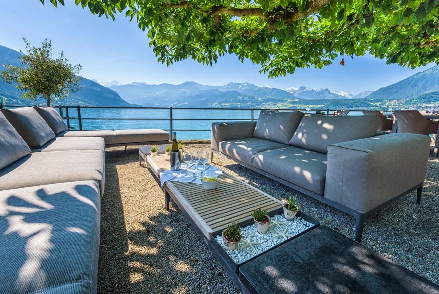 STCorpComm's tweet photo. Den #Schweizer #Sommer herrlich am #Wasser #geniessen: Parkhotel #Gunten am #Thunersee @myinterlaken @madeinbern ! #IneedSwitzerland 🇨🇭☀️🌊 https://t.co/07TcHkKDFY https://t.co/nlaEo3mRe5