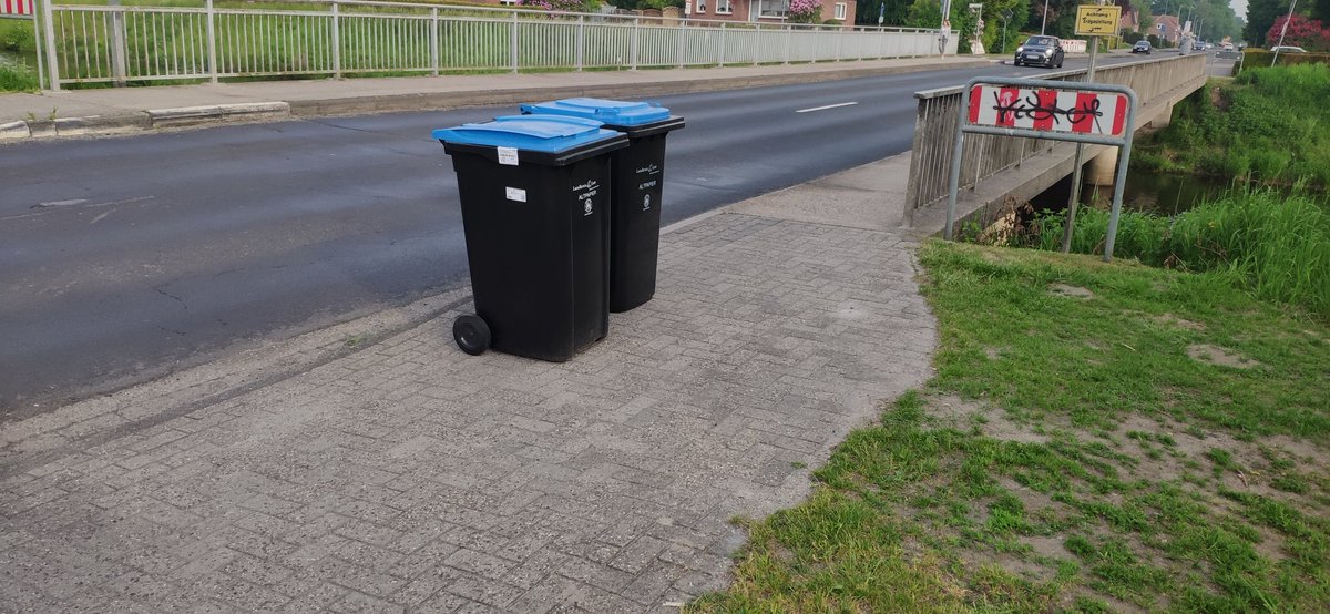 norknium's tweet photo. Vielen Dank lieber @Landkreis_Leer für diese morgendliche Fahrübung entlang der Königsstr. Im Sinne der Fairness habe ich die Tonnen dann auf die Straße gestellt. Nach der Installation habe ich ein musikalisches Konzert von elektronischen Signalgebern gehört. Ich denke als Dank! https://t.co/SmA8f1wUge